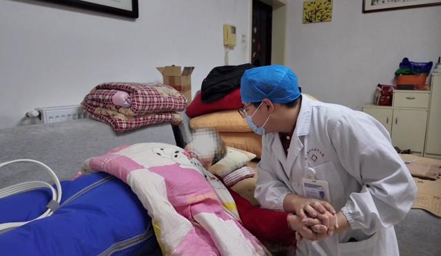 “不累是假的，但我觉得很值得！”一名男护士的跨省奔赴与守护
