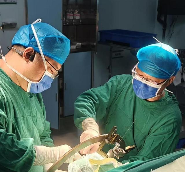 帕金森病折磨近七年，大脑“智能遥控器”助老人重拾安稳生活