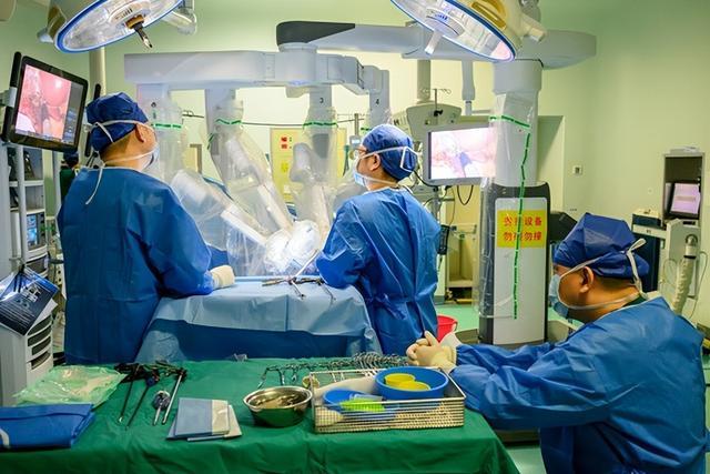 湘雅医院首例机器人胆道取石一期缝合成功，患者免带T管顺利出院
